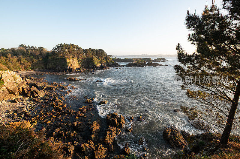 Ría de Betanzos海岸的悬崖。